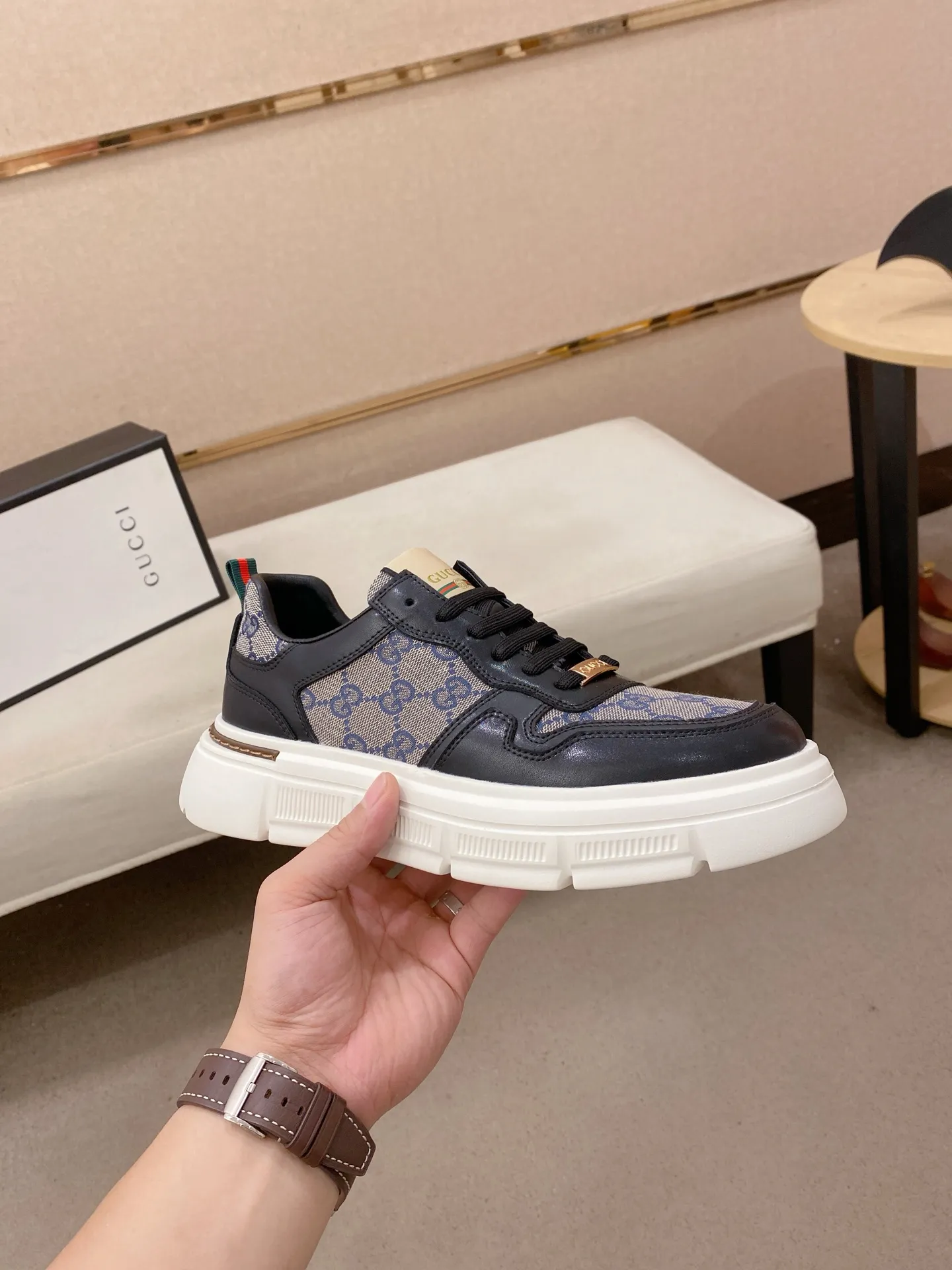 Men's shoes💰 400💰The new GUCCI (Gucci) counters are launched simultaneously. The new men's shoes, 😘fabrics are selected from imported cowhide, and the lining is sheepskin lining. 👍🏿 High-end ☄️ air-cushion molded anti-slip rubber outsole, exquisite lines, simple and elegant, comfortable and high-end for leisure travel. Code number: 38 to 44 (45 can be customized and cannot be returned or exchanged)